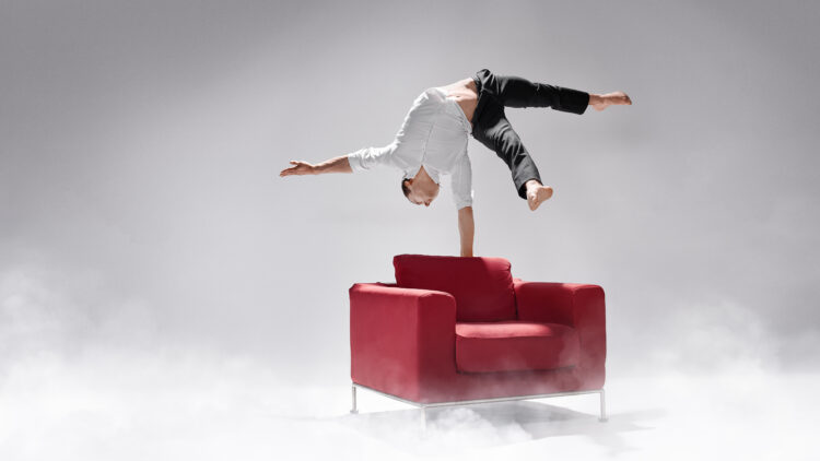 Die Akrobatik-Show mit Lounge-Sessel